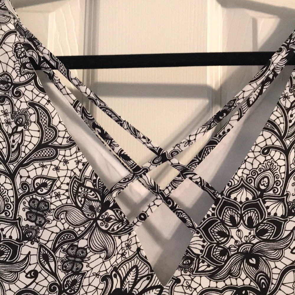 Express Cross-Cross Back Tank Top - Picture 3 of 5